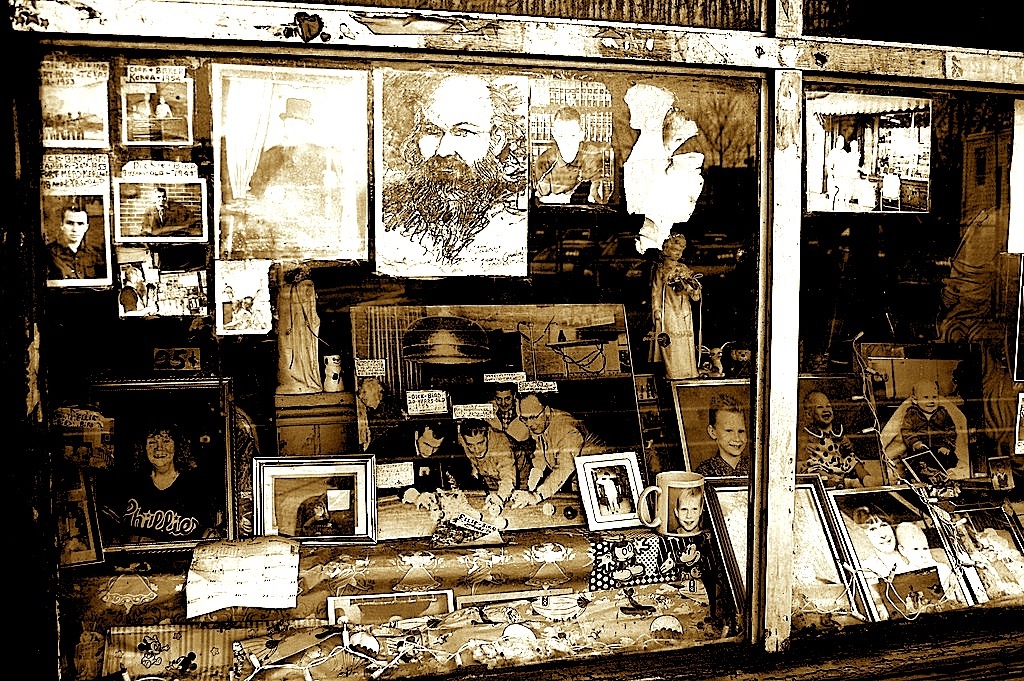 tisshopwindow.jpg tisshopwindow.jpg