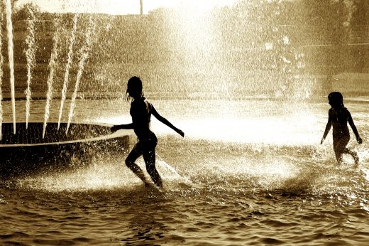 kidsinwaterfountain_1.jpg kidsinwaterfountain_1.jpg