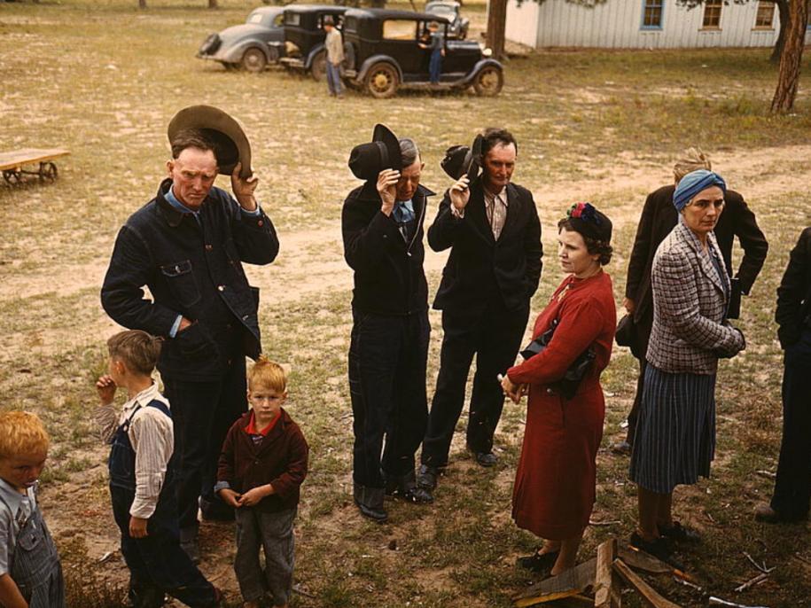 saying_grace_before_the_barbeque_dinner_at_the_pie_town_new_mexico_fair_1940.jpg