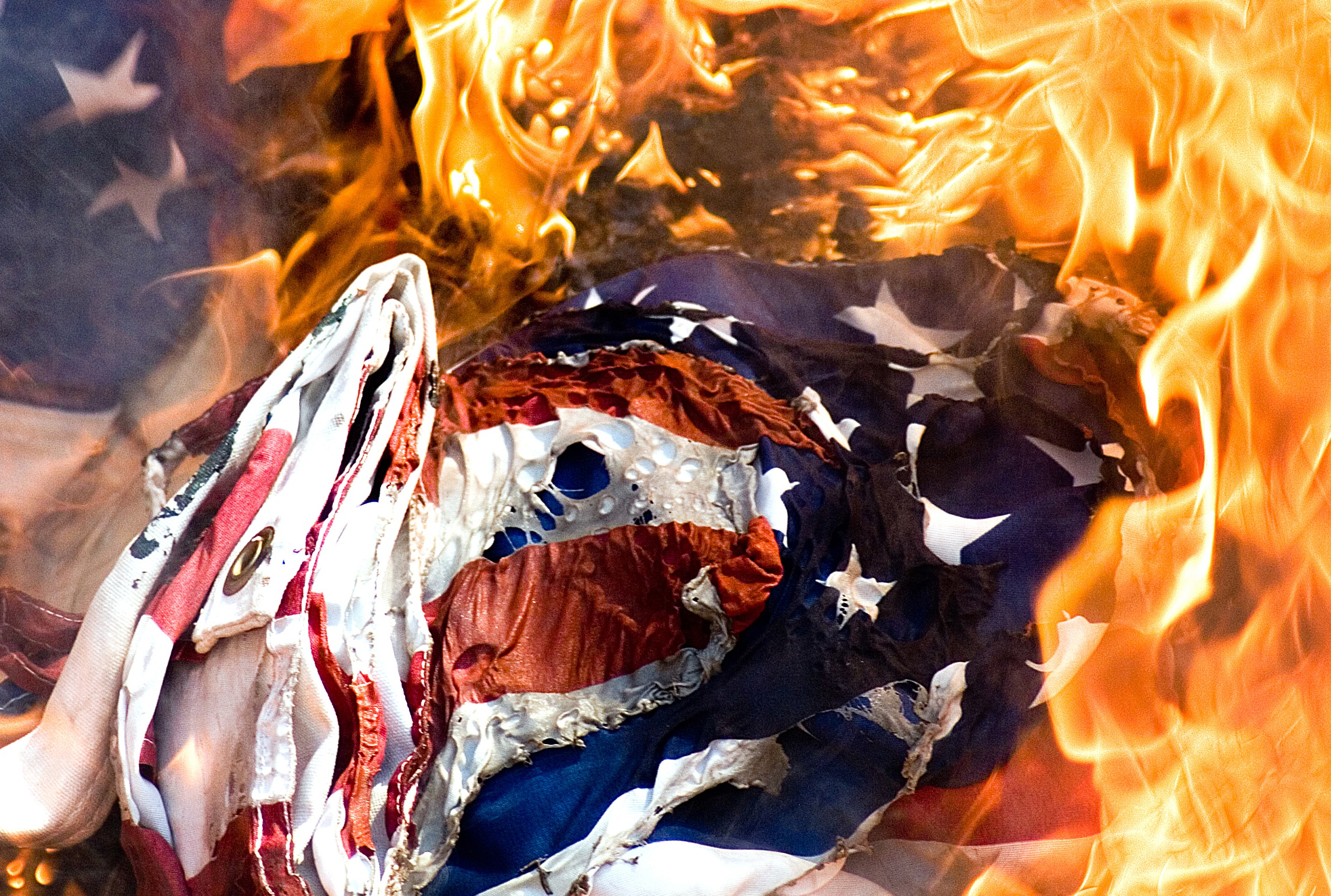 Flag_burn_2.jpg Flag_burn_2.jpg