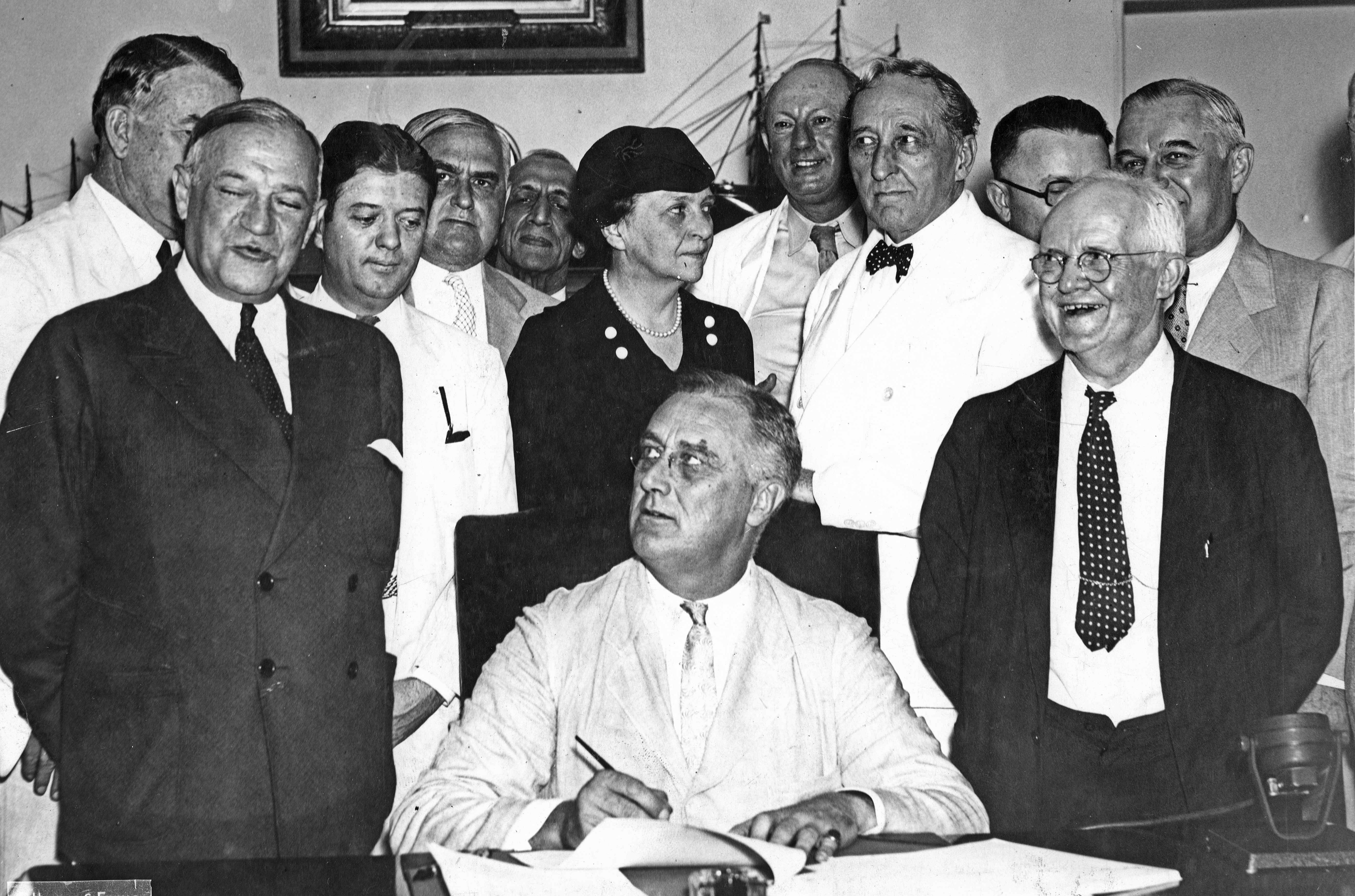 Roosevelt_Signs_the_Social_Security_Act.49204944.jpg