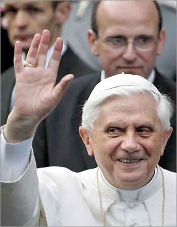 pope_benedict_horns.jpg